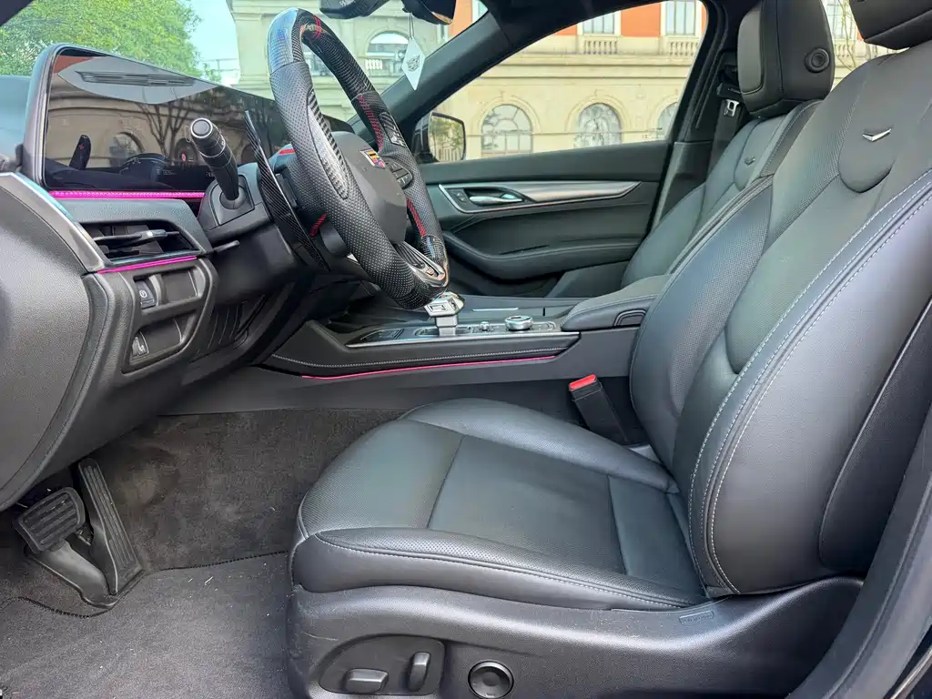 Cadillac CT5 — фото 8
