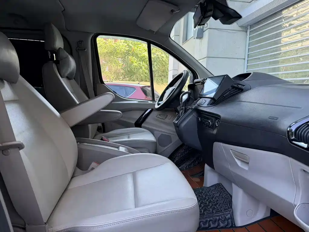 Ford Tourneo — фото 5