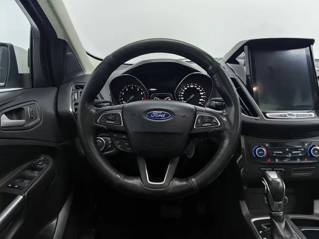 Ford Kuga — фото 11