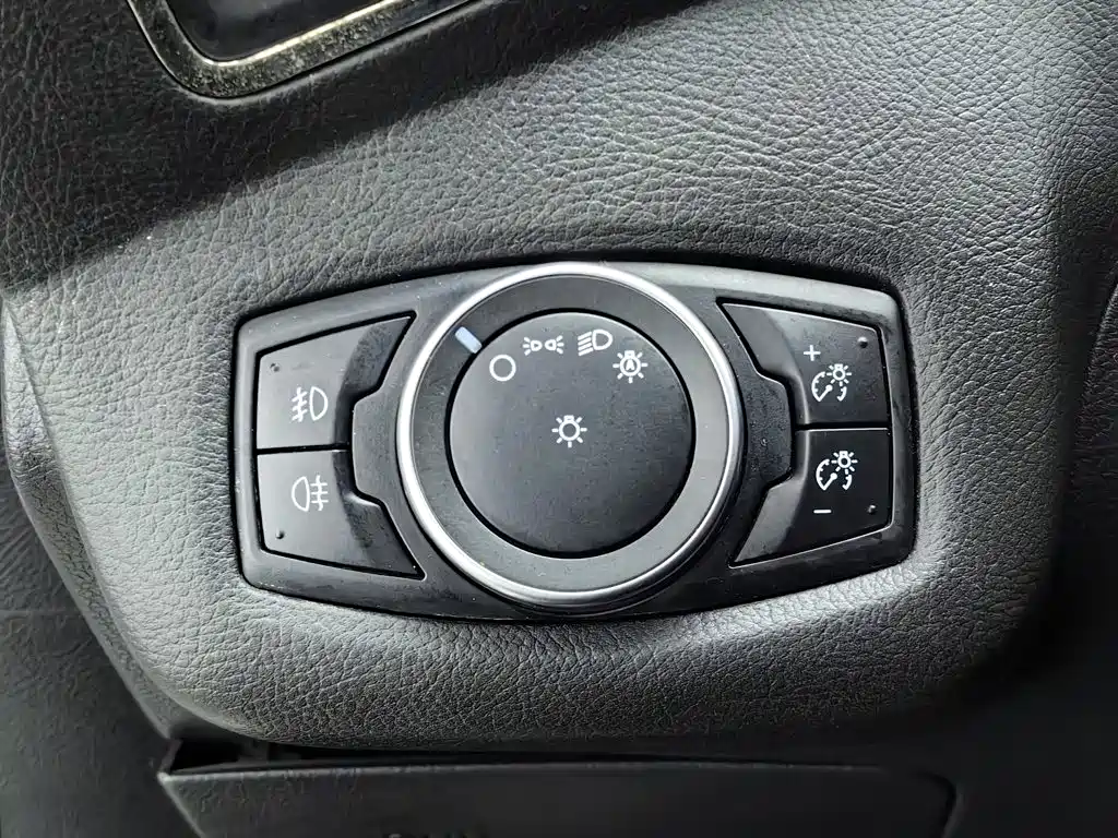 Ford Kuga — фото 21