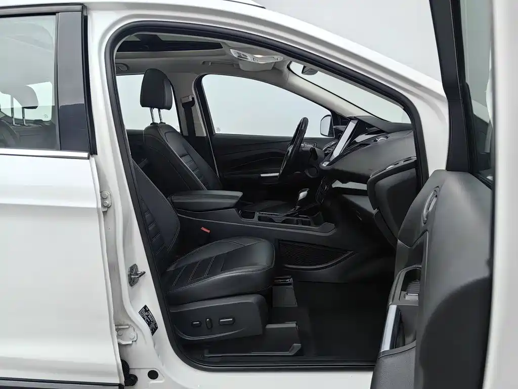 Ford Kuga — фото 23