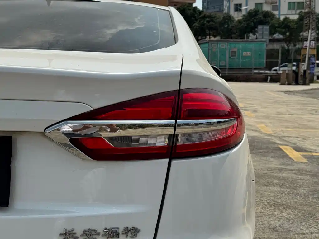 Ford Mondeo — фото 17