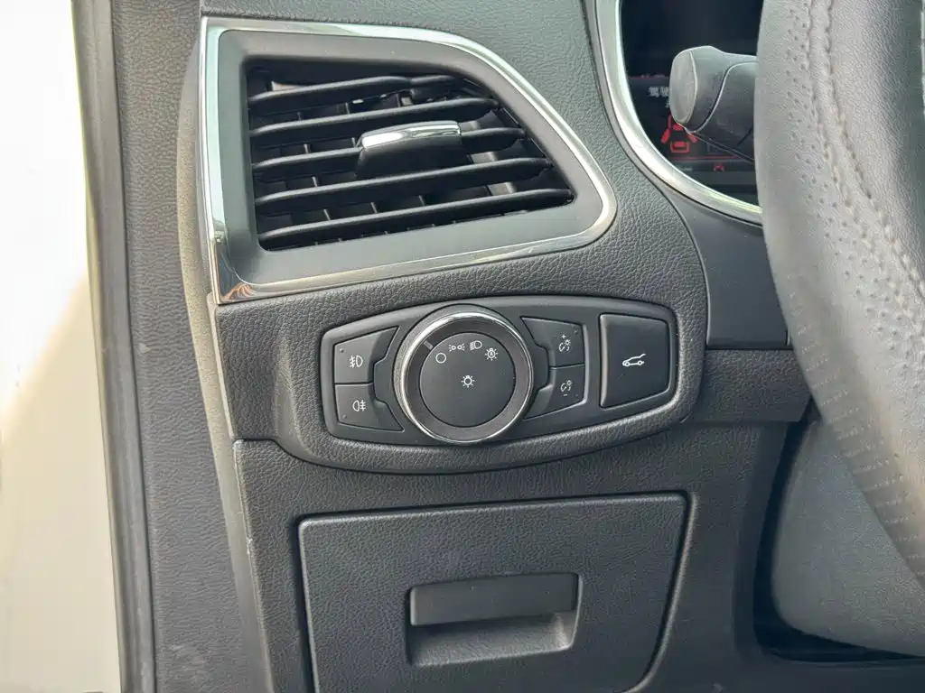 Ford Edge — фото 30