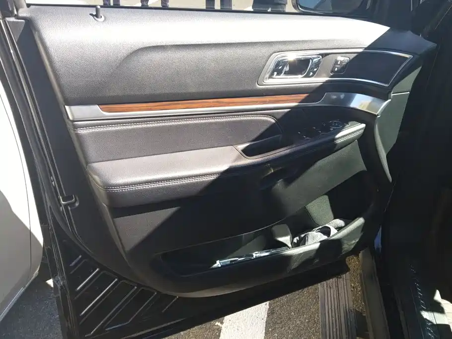 Ford Explorer (Import) — фото 7