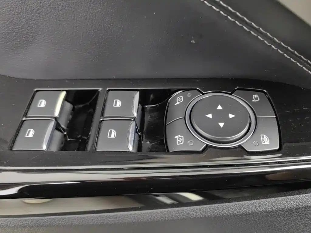 Ford Explorer — фото 9