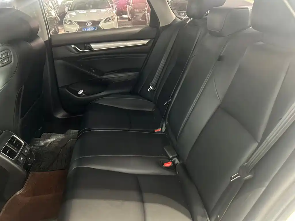 Honda Accord — фото 15