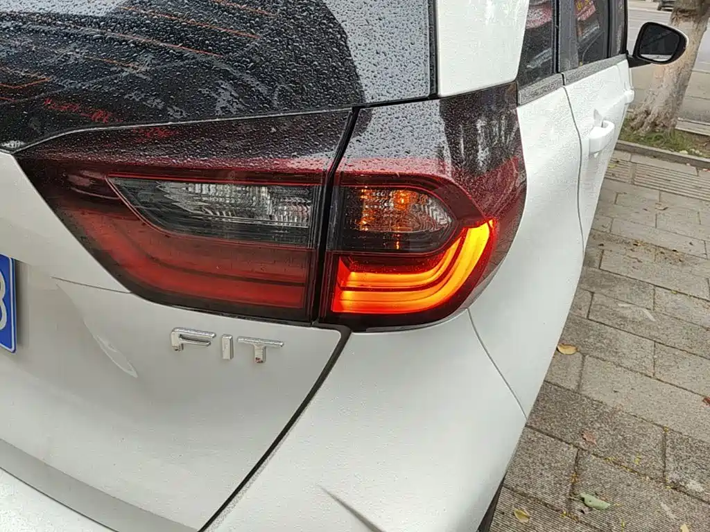 Honda Fit — фото 8