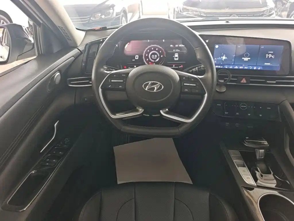 Hyundai Elantra — фото 11