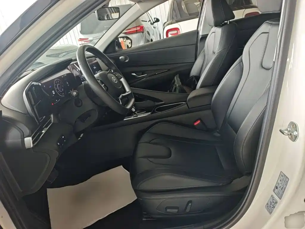 Hyundai Elantra — фото 15