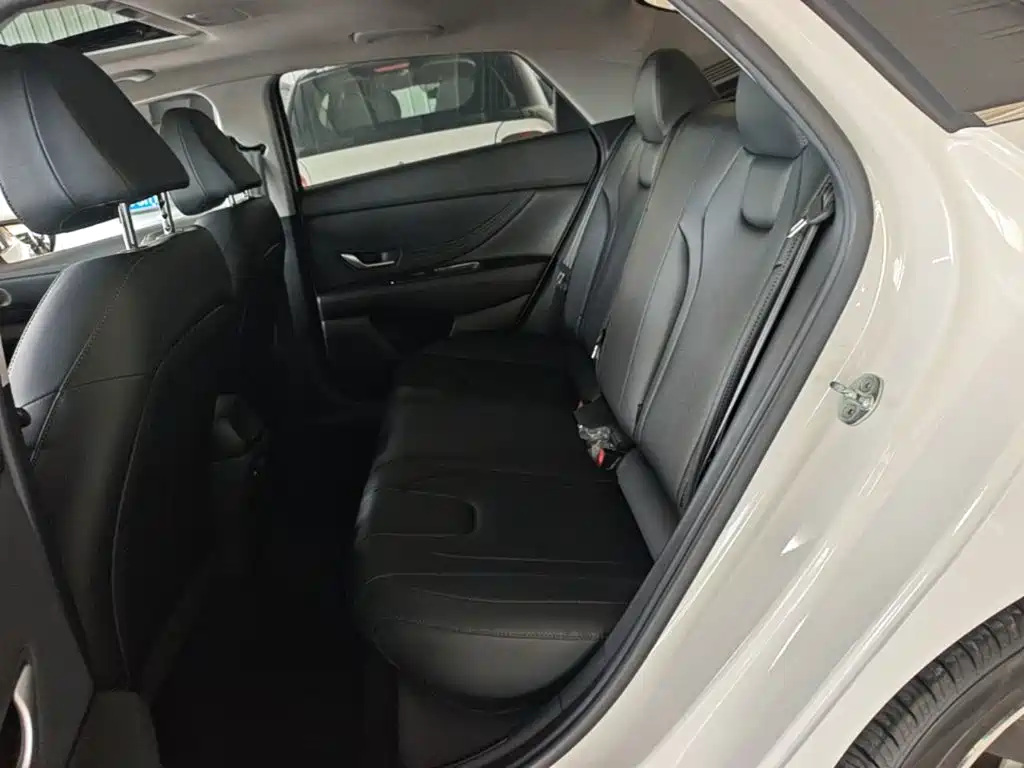 Hyundai Elantra — фото 17