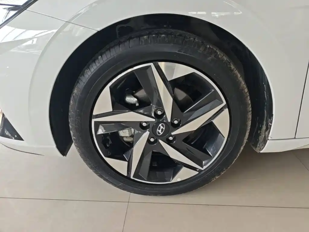 Hyundai Elantra — фото 23