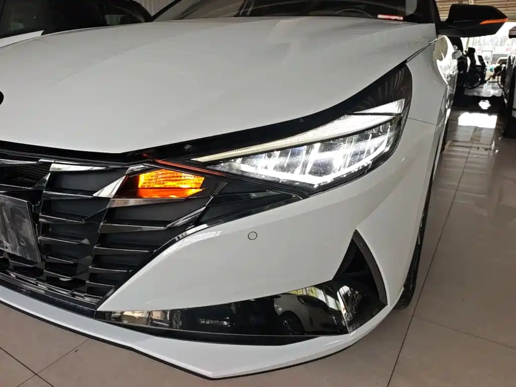 Hyundai Elantra — фото 24