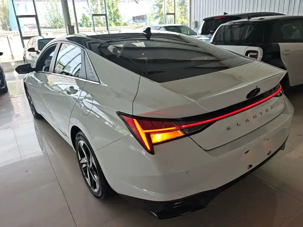 Hyundai Elantra — фото 5