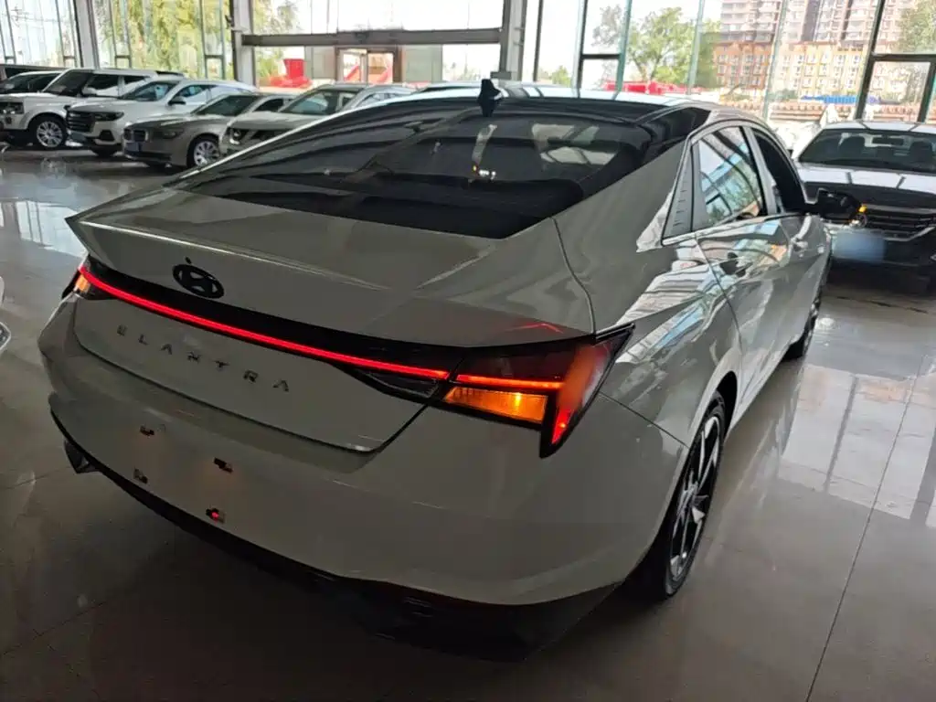 Hyundai Elantra — фото 7