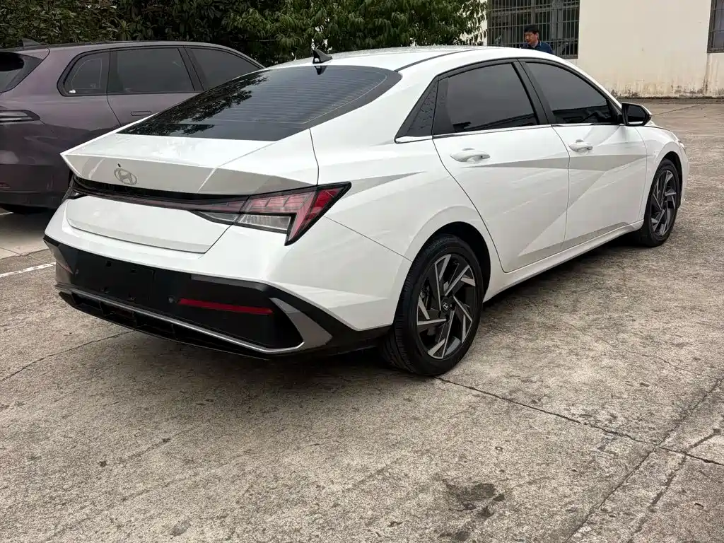 Hyundai Elantra — фото 2