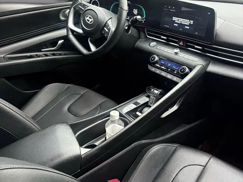 Hyundai Elantra — фото 3