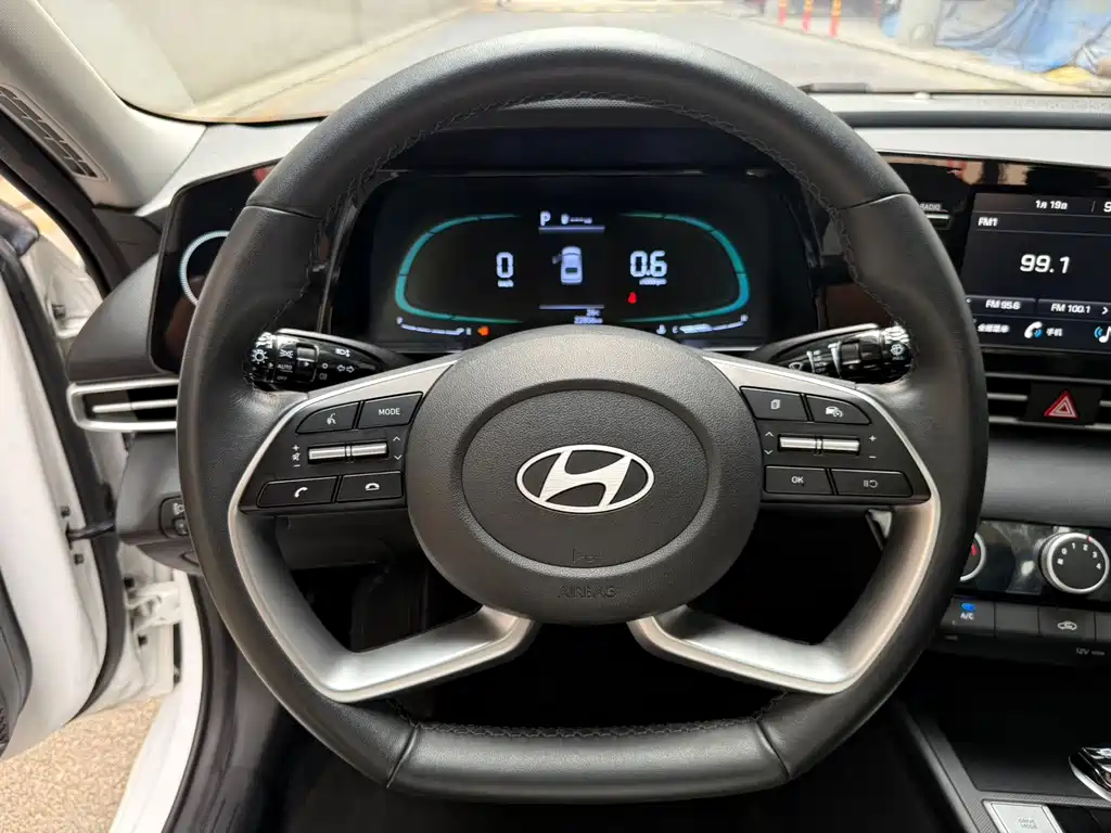 Hyundai Elantra — фото 11