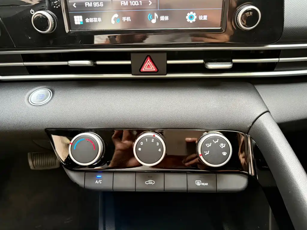 Hyundai Elantra — фото 14