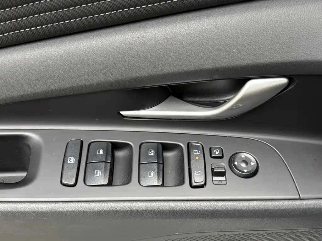 Hyundai Elantra — фото 17