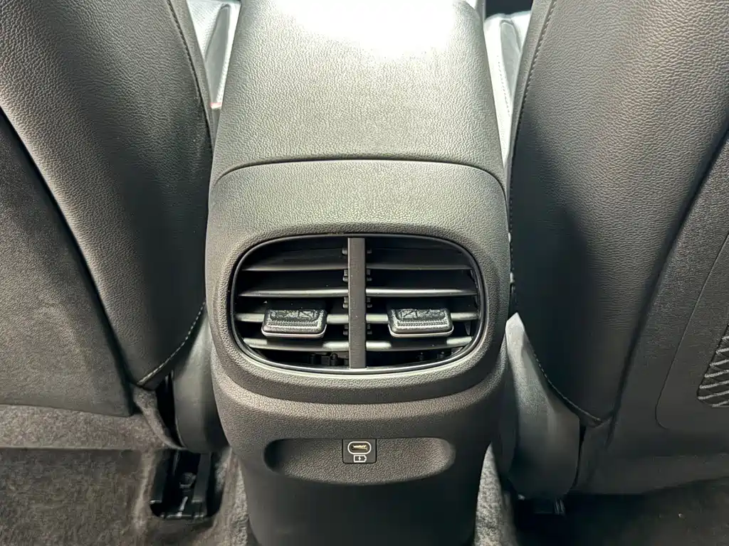 Hyundai Elantra — фото 20
