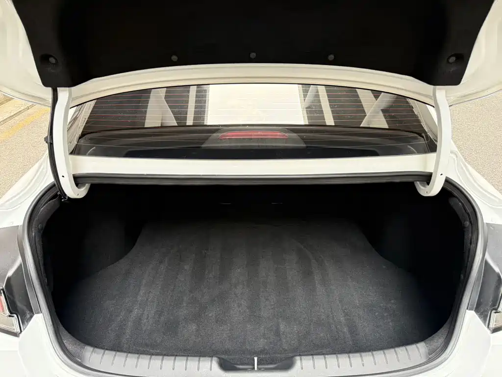 Hyundai Elantra — фото 22