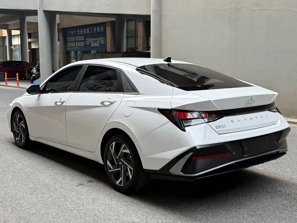 Hyundai Elantra — фото 6