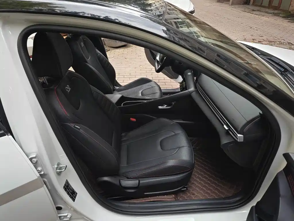 Hyundai Elantra — фото 17
