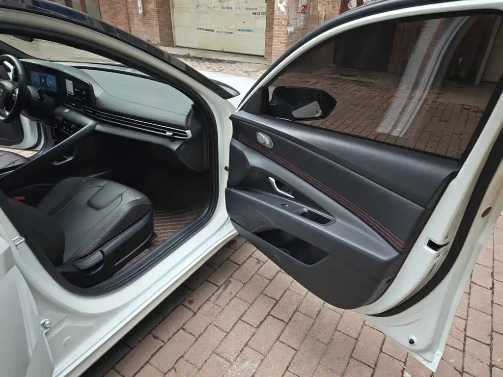 Hyundai Elantra — фото 18