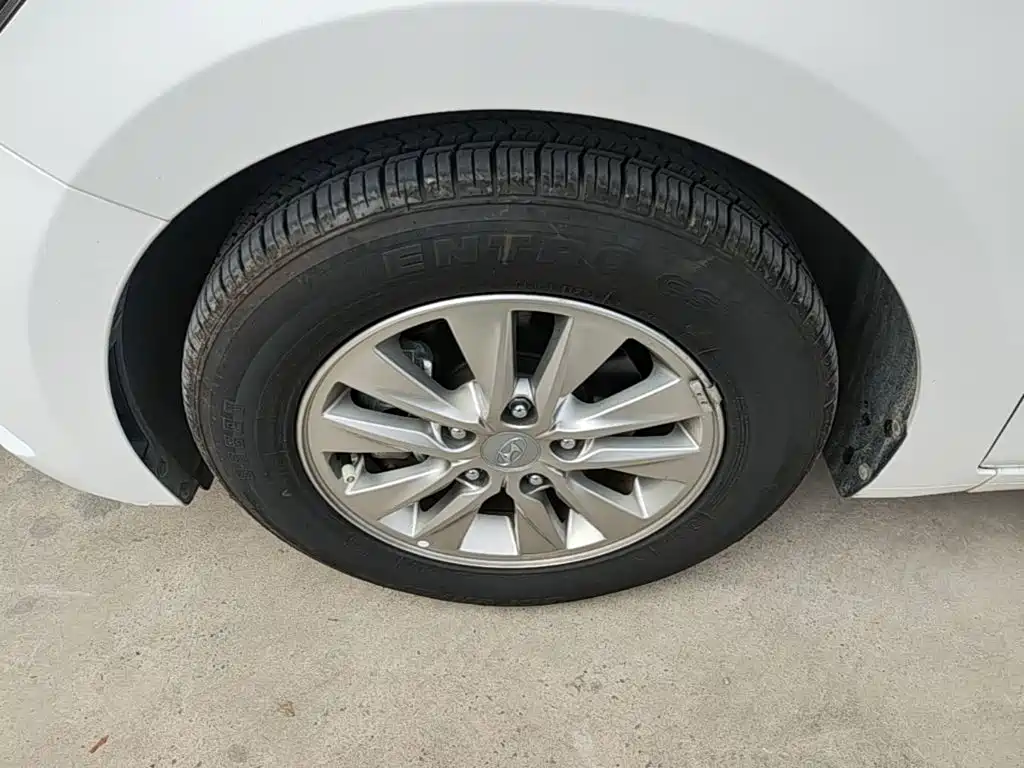 Hyundai Elantra — фото 23