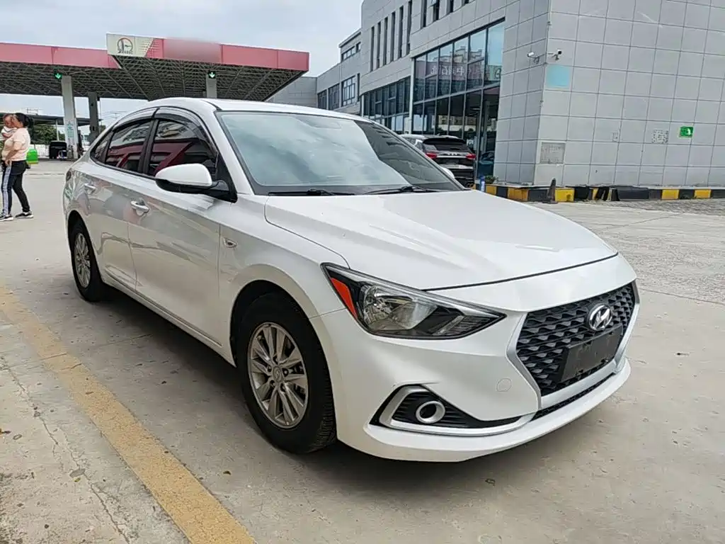 Hyundai Elantra — фото 4
