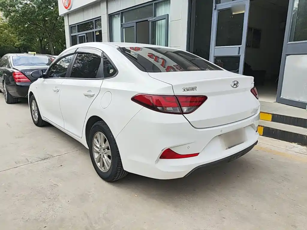 Hyundai Elantra — фото 5