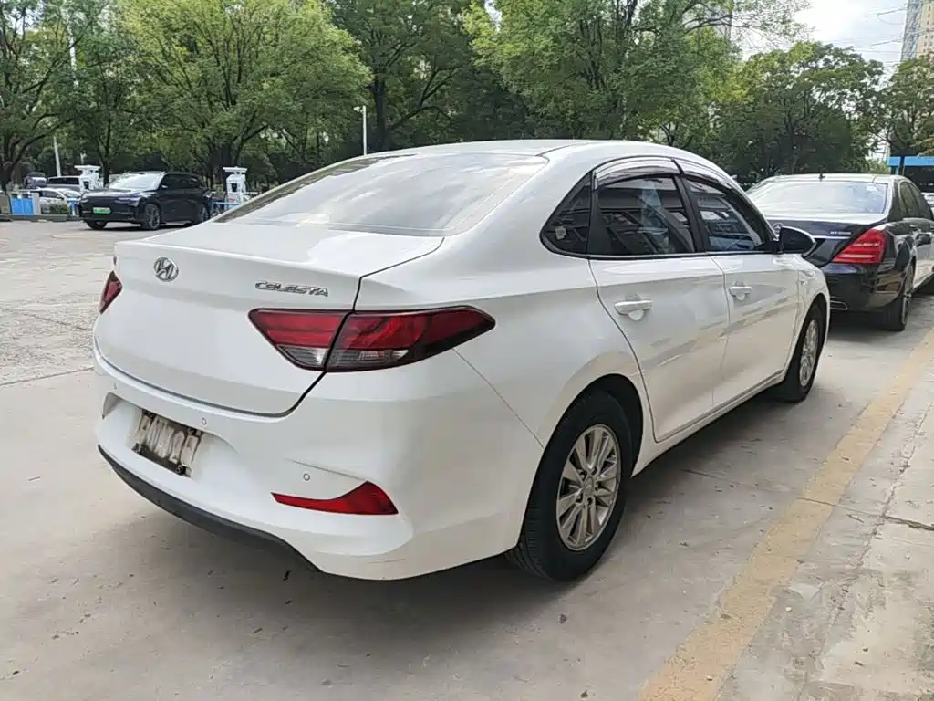 Hyundai Elantra — фото 7
