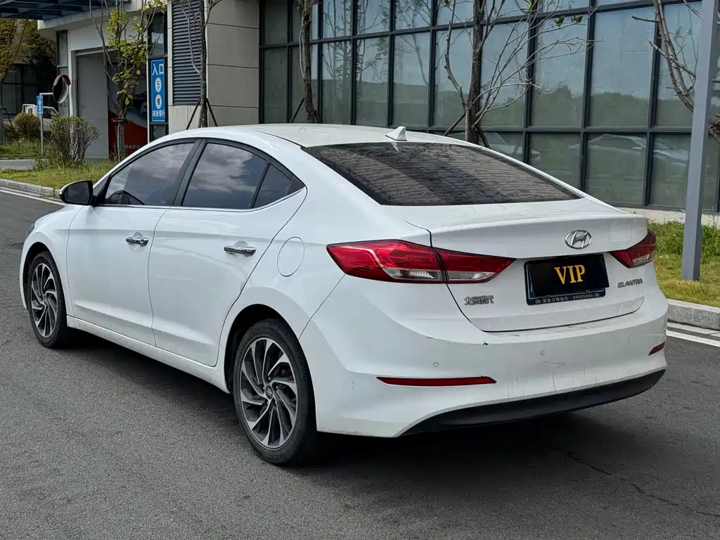 Hyundai Elantra — фото 6