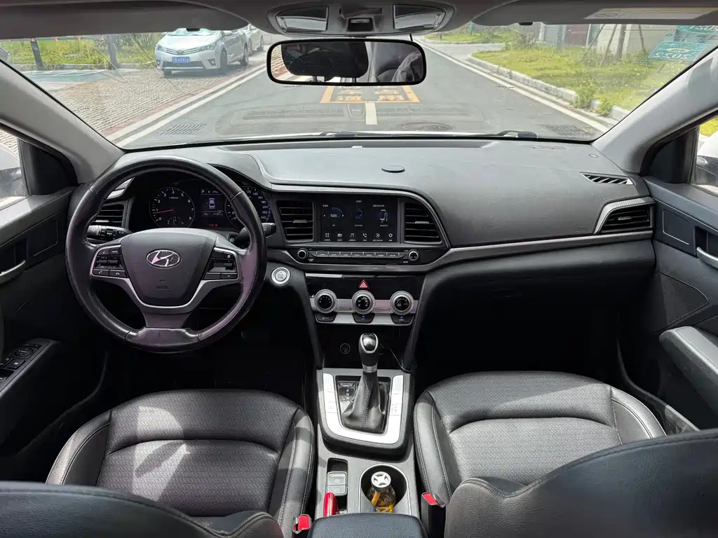 Hyundai Elantra — фото 7