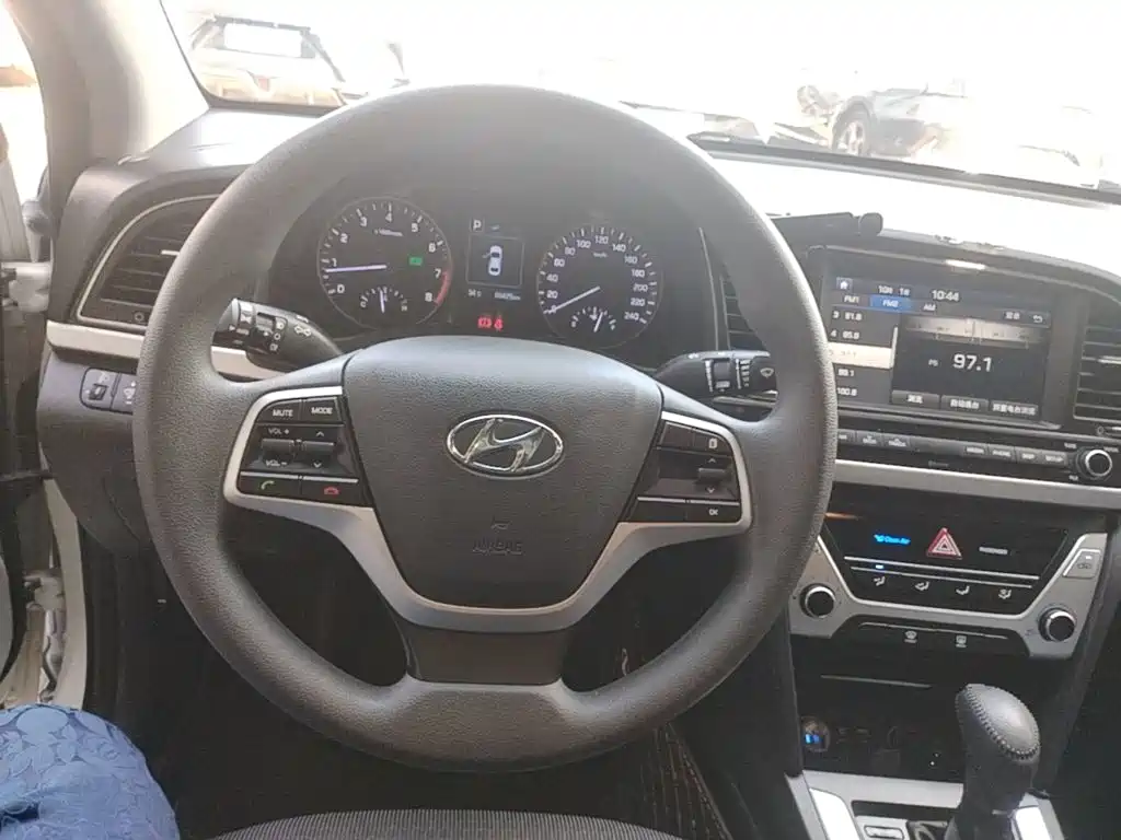 Hyundai Elantra — фото 11