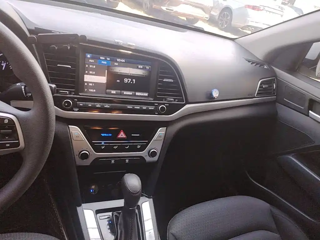 Hyundai Elantra — фото 13