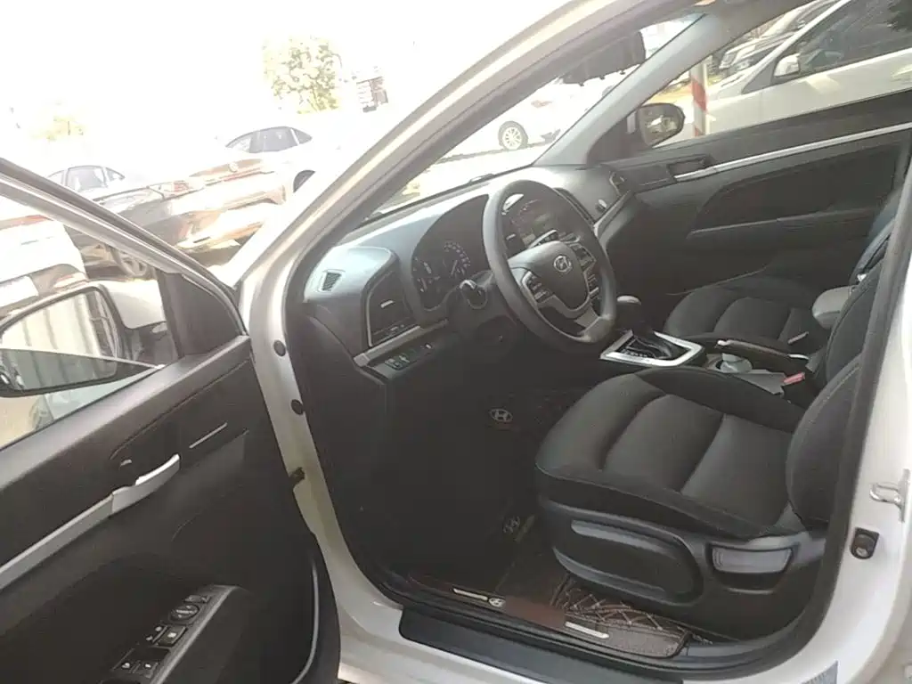 Hyundai Elantra — фото 15