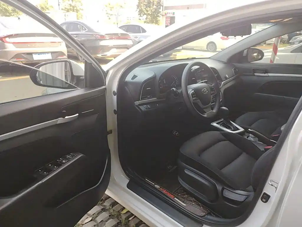 Hyundai Elantra — фото 16