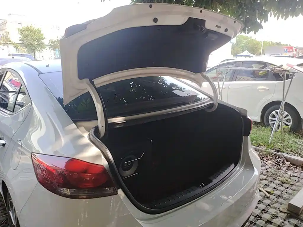 Hyundai Elantra — фото 19