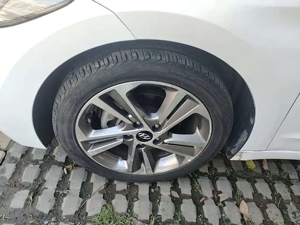 Hyundai Elantra — фото 23