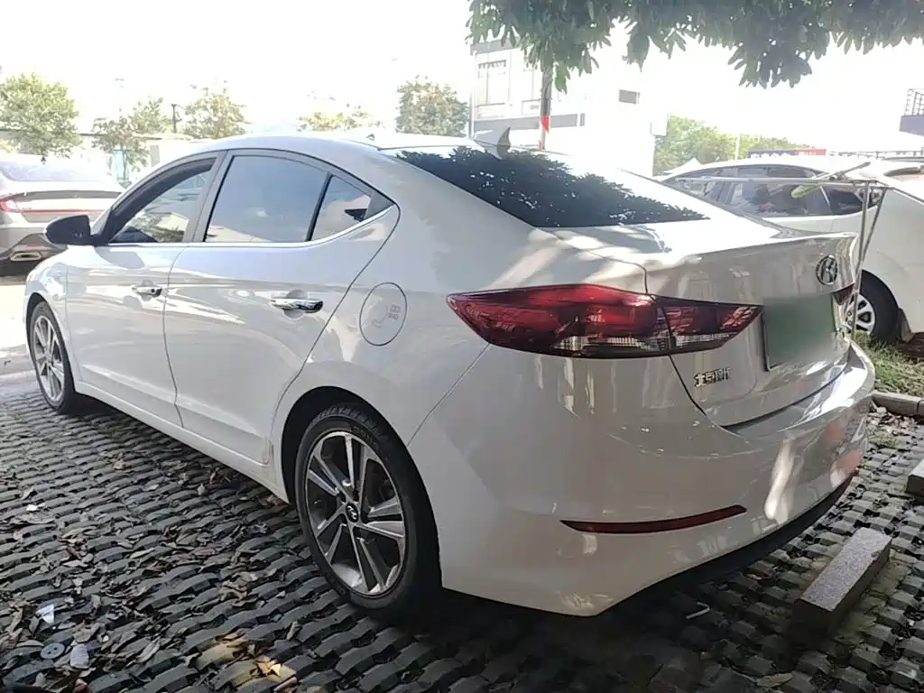 Hyundai Elantra — фото 5
