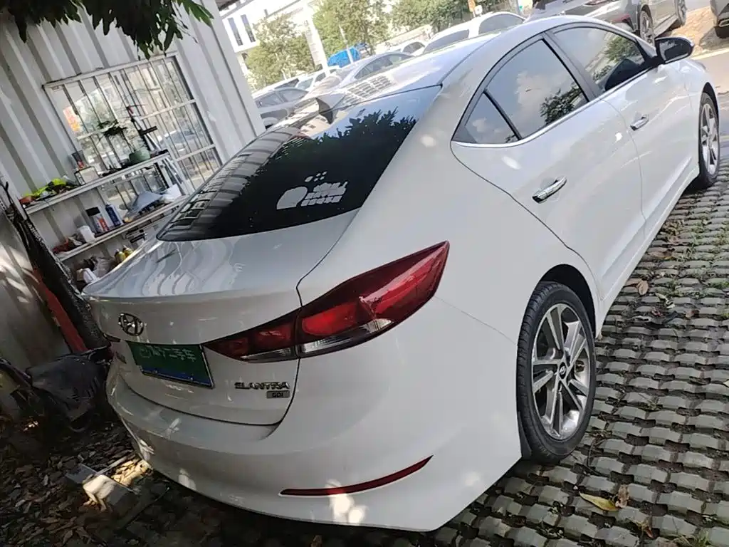 Hyundai Elantra — фото 6