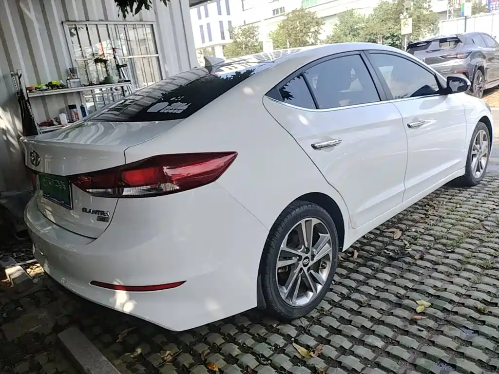Hyundai Elantra — фото 7