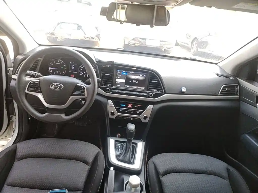 Hyundai Elantra — фото 10