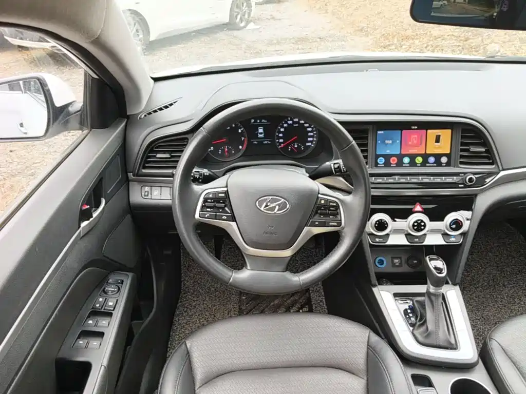 Hyundai Elantra — фото 11