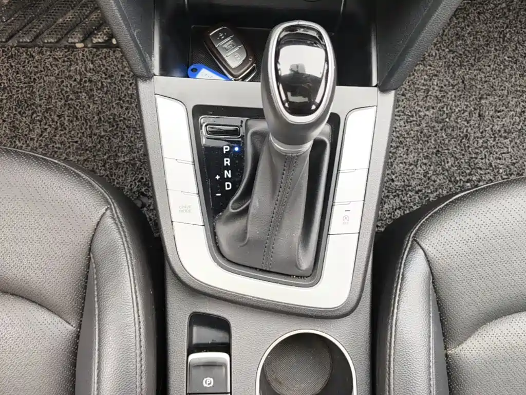 Hyundai Elantra — фото 14