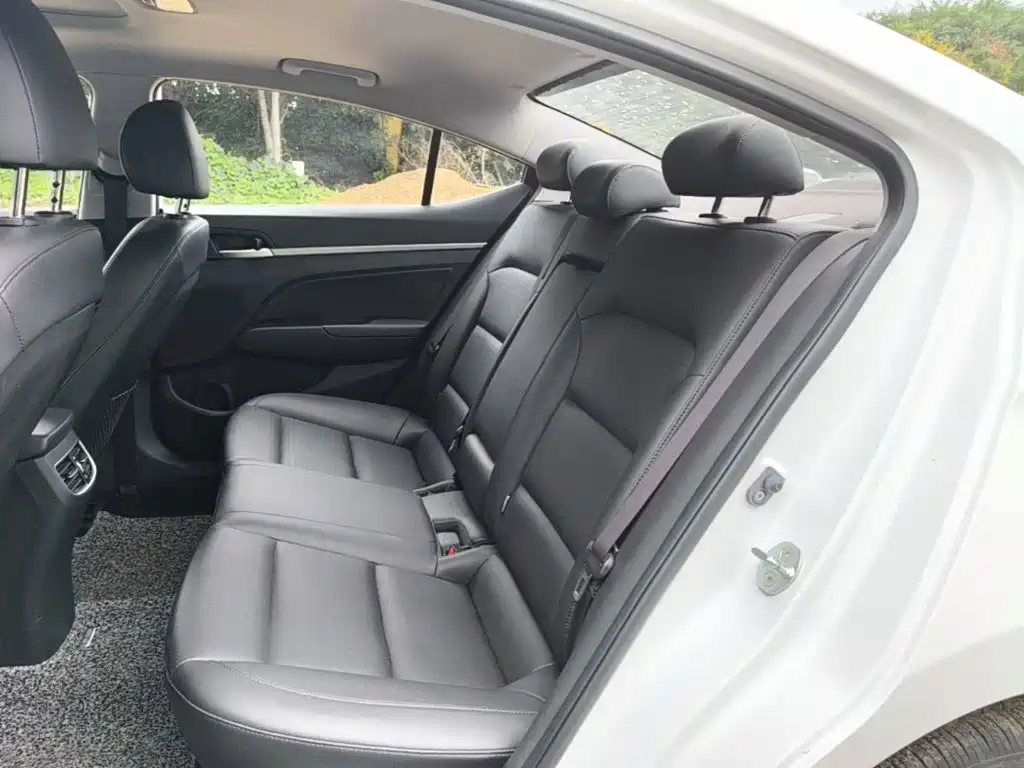 Hyundai Elantra — фото 17