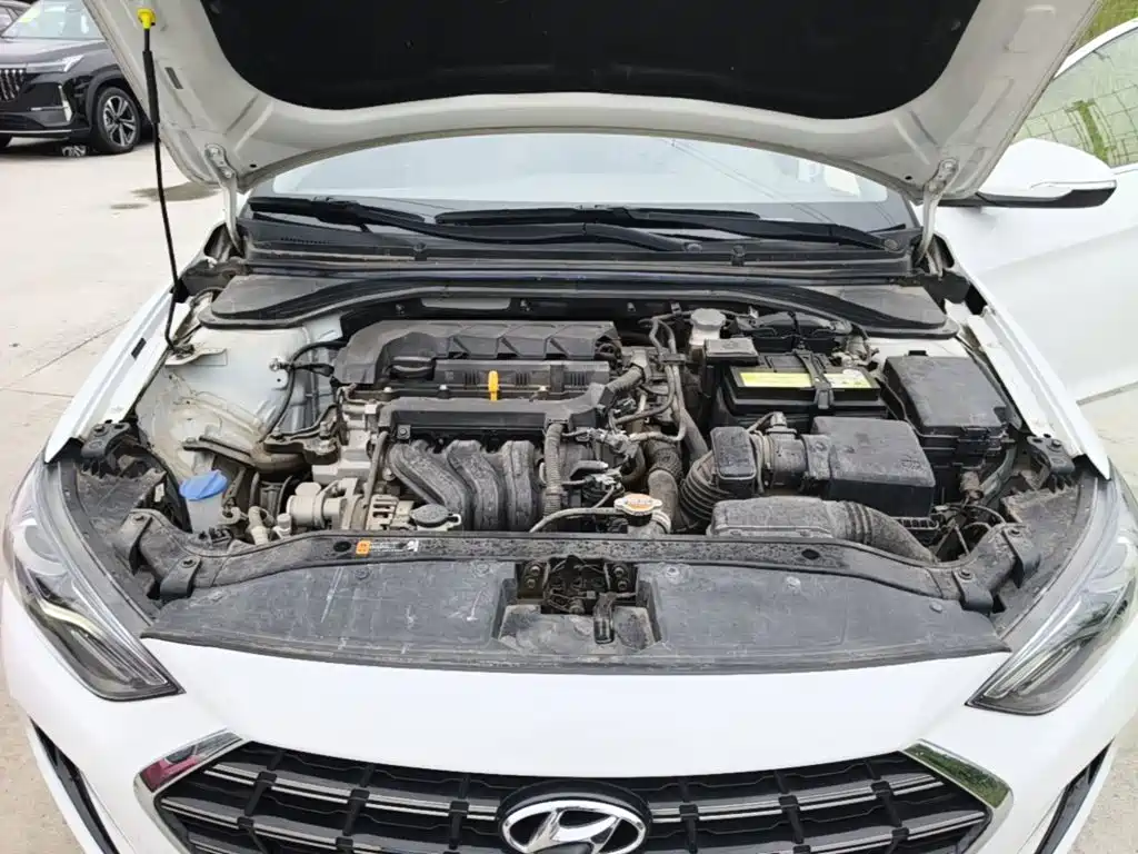 Hyundai Elantra — фото 20