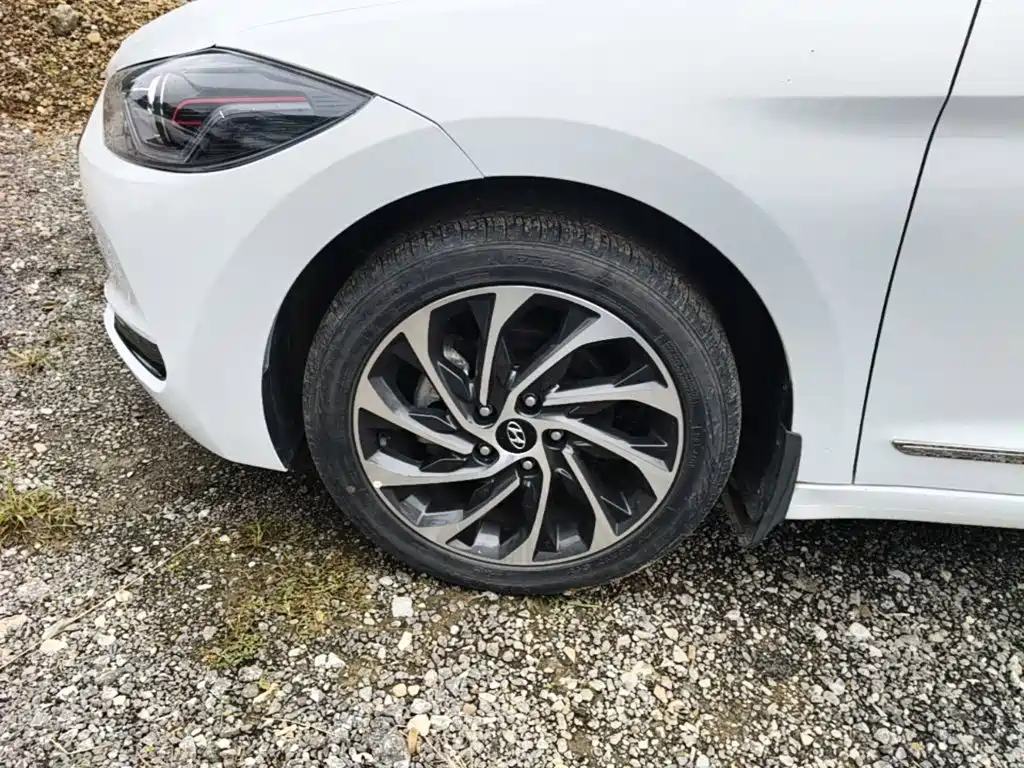 Hyundai Elantra — фото 23