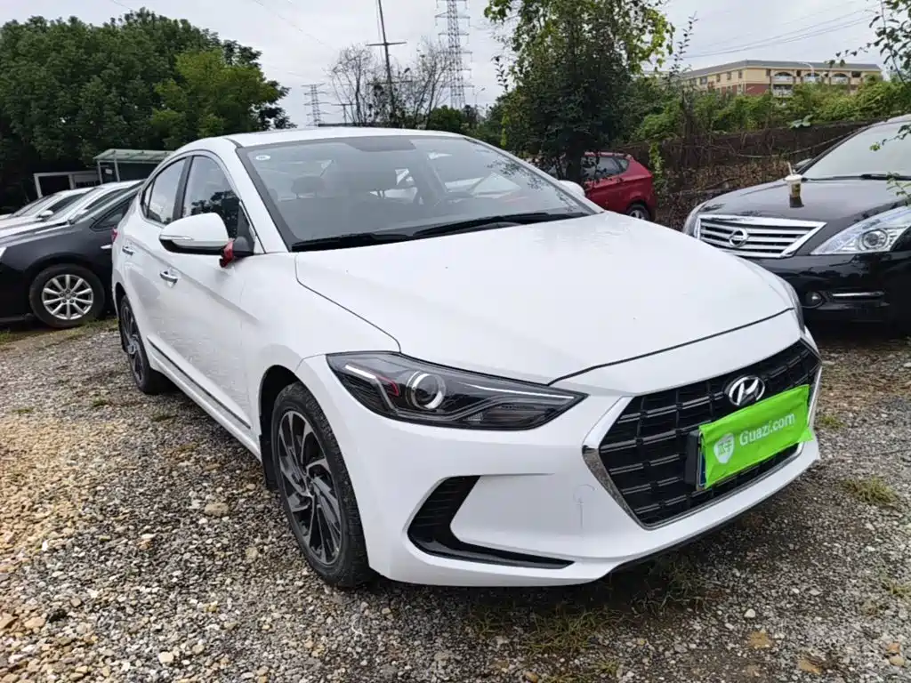 Hyundai Elantra — фото 4
